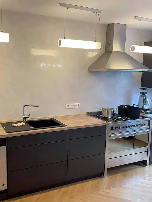 Moderne Kueche mit Stucco Veneziano