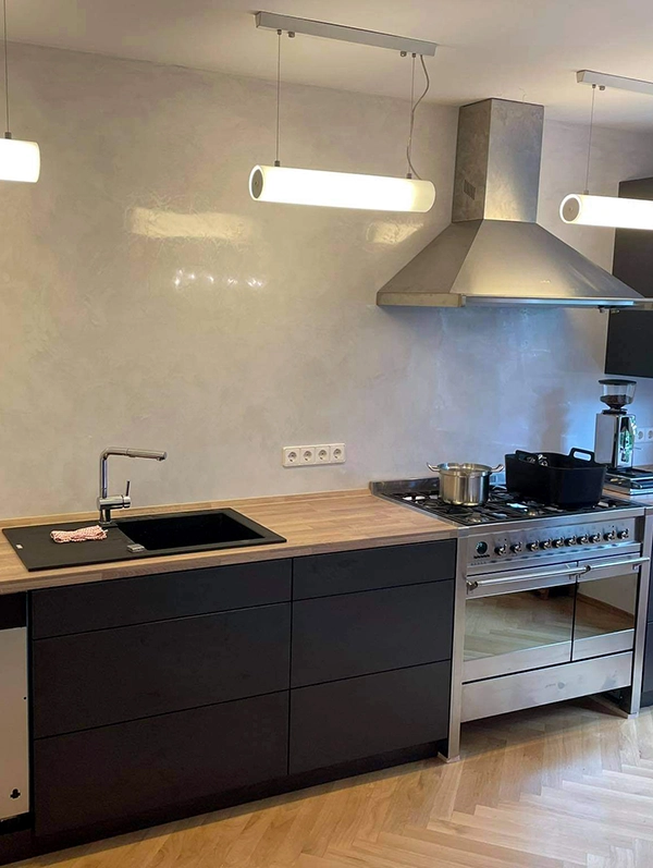 Moderne Kueche mit Stucco Veneziano